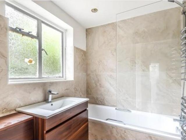 Coombe Road, Croydon CR0, 3 bed detached bungalow to rent, £1,800 pcm | PrimeLocation