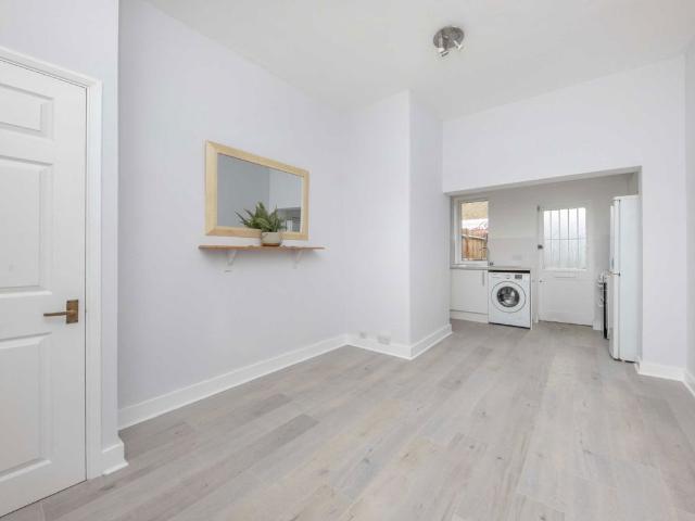 Coombe Road, Kingston Upon Thames KT2, 3 bed flat to rent, £2,100 pcm | PrimeLocation