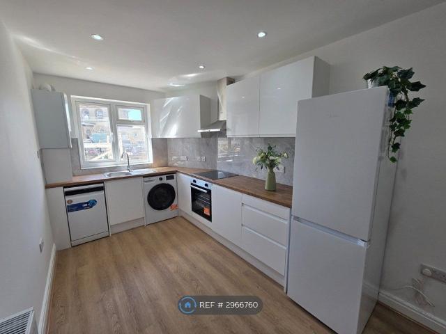 Coombe Road, Kingston Upon Thames KT2, 2 bed flat to rent, £1,750 pcm | PrimeLocation