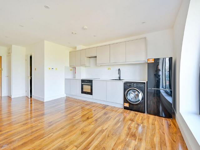 Coombe Road, Kingston Hill, Kingston. Studio to rent £1,575 pcm £363 pw