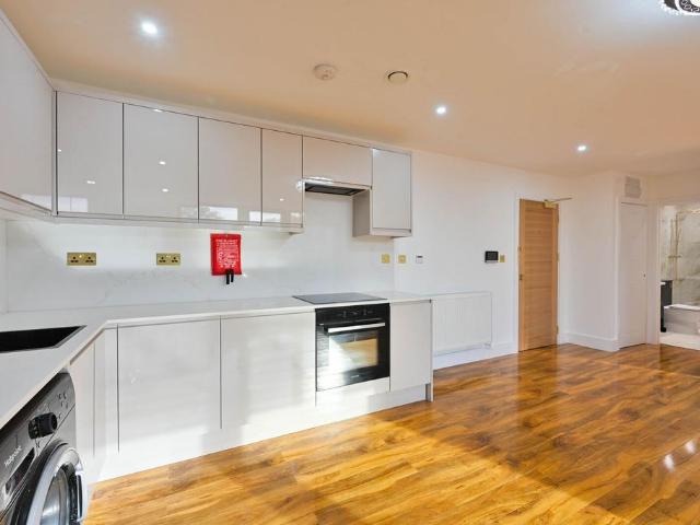 Coombe Road, Kingston Hill, Kingston. 1 bed flat to rent £1,650 pcm £381 pw