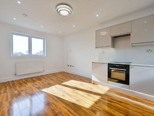 Coombe Road, Kingston Hill, Kingston. 2 bed flat to rent £2,100 pcm £485 pw