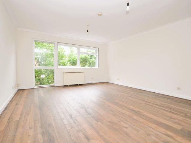 Coombe Road, New Malden Studio to rent £1,395 pcm £322 pw