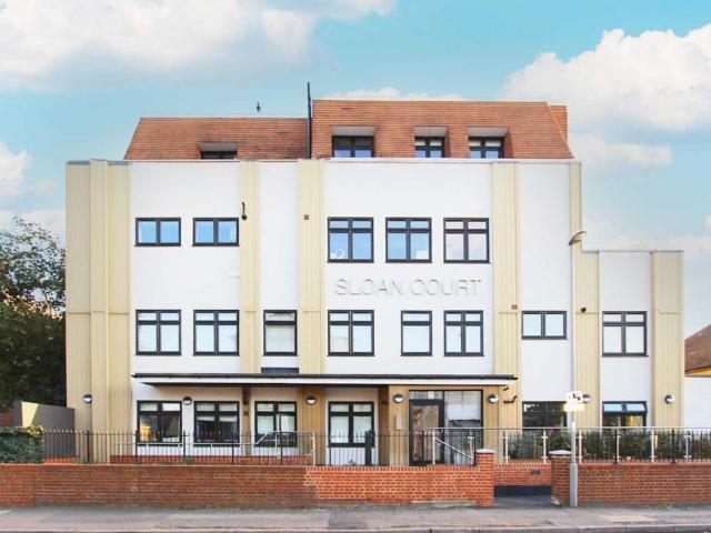 Coombe Road, New Malden 2 bed flat to rent £2,350 pcm £542 pw
