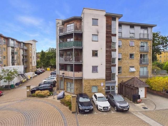 Coombe Way, Farnborough, Hampshire, GU14 2 bed flat to rent £1,300 pcm £300 pw