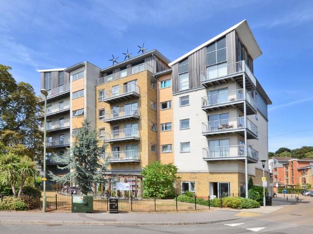 Coombe Way, Farnborough 2 bed flat to rent £1,325 pcm £306 pw
