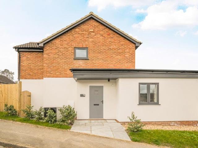 Cooper Road, Oxfordshire RG9 2 bed end of terrace house to rent £2,150 pcm £496 pw