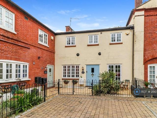 Coopers Mews, Watford, WD25 3 bed terraced house to rent £2,250 pcm £519 pw
