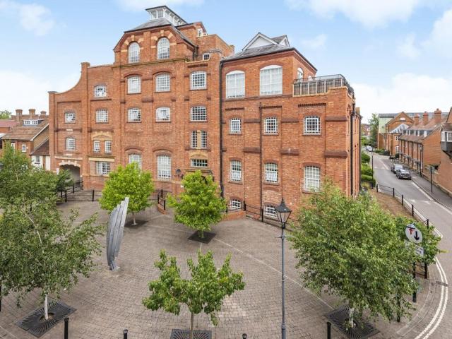 Coopers Lane, Abingdon OX14 2 bed penthouse to rent £2,200 pcm £508 pw