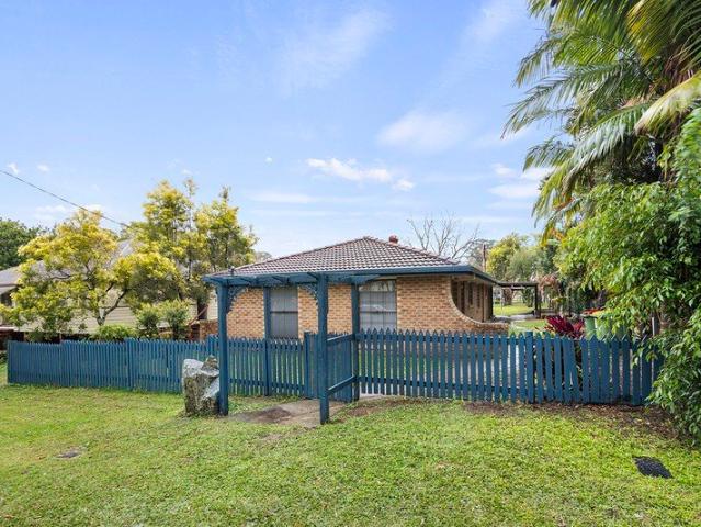 Cooroy convenience walk to town!