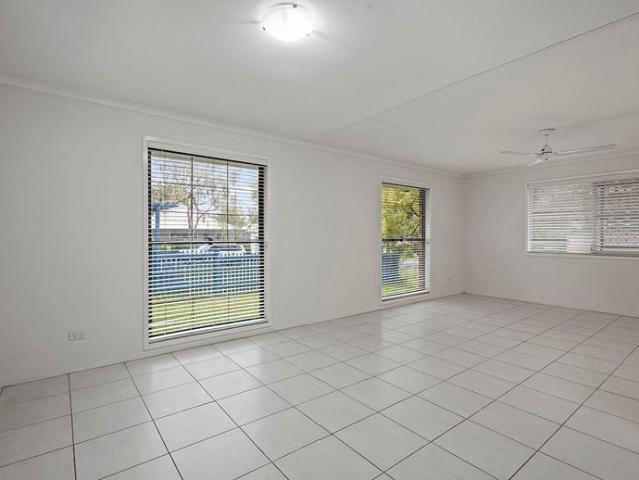 Cooroy convenience walk to town!