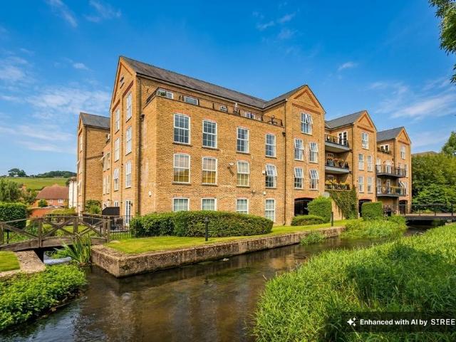 Coaters Lane, Wooburn Green, HP10 3 bed penthouse to rent £2,350 pcm £542 pw
