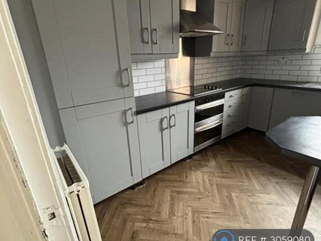Coats St, Coatbridge, ML5 3 bed flat to rent £900 pcm £208 pw