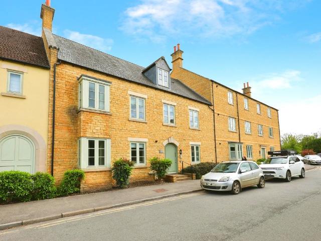 Coachmans Court, Moreton In Marsh GL56, 2 bed flat to rent, £1,200 pcm | PrimeLocation