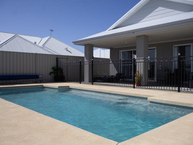 Coastal Outlook, Resort Style Living & Room for the Boat or Caravan