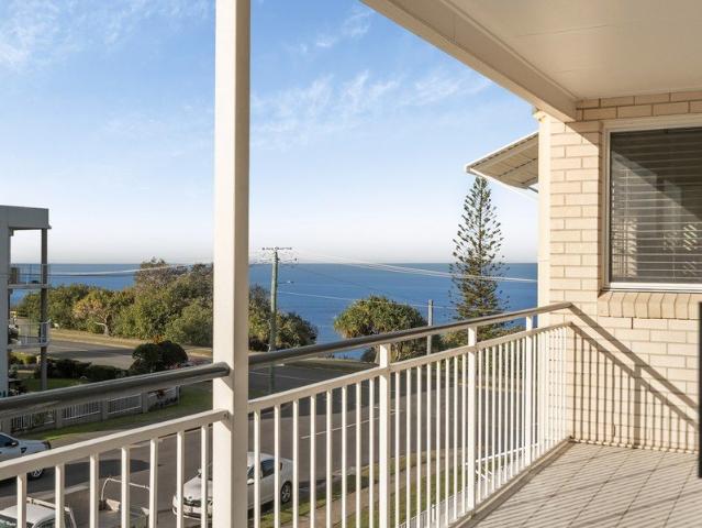 COASTAL APARTMENT WITH STYLISH RENOVATION & OCEAN VIEWS