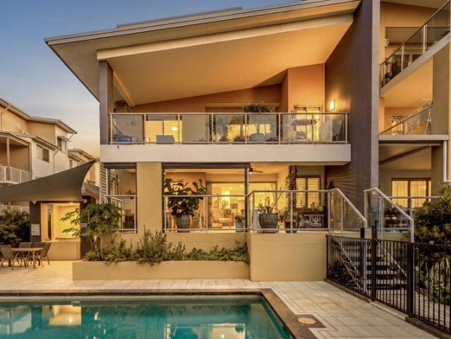 COASTAL APARTMENT JUST MOMENTS FROM THE WATERFRONT