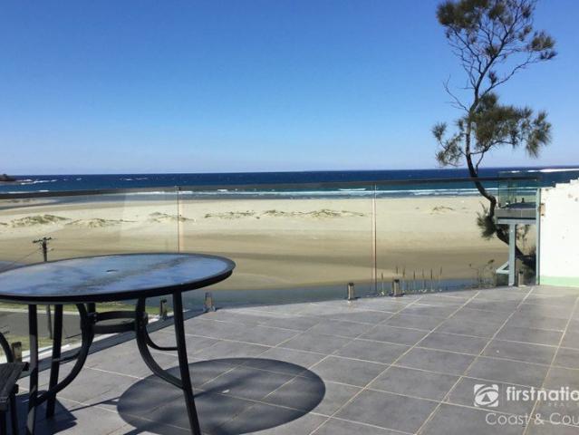 Coastal Apartment Just Moments from Seven Mile Beach