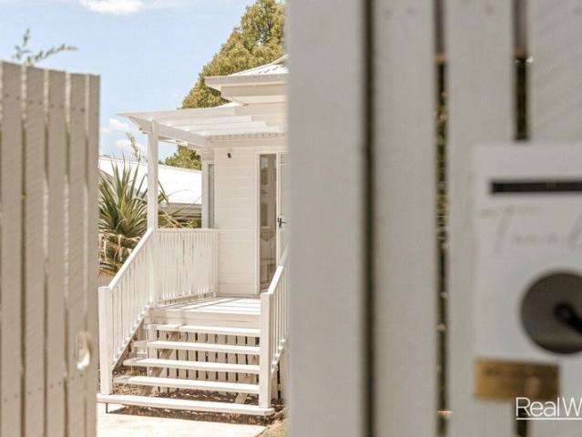COASTAL BLISS: FAMILY OASIS WITH POOLSIDE CHARM