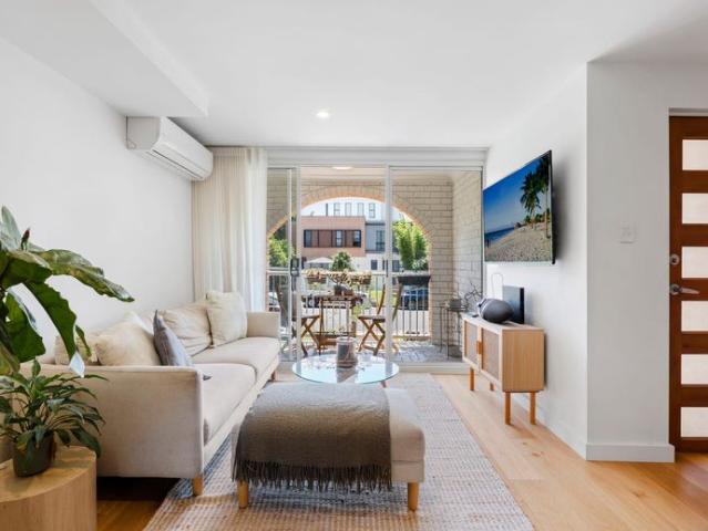 Coastal Bliss Prime Beachside Location Fully Furnished