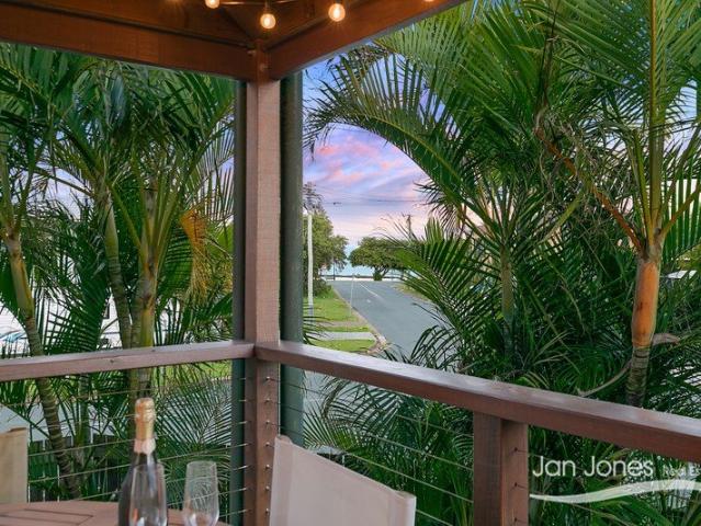 WATER VIEWS QUEENSLANDER TROPICAL OASIS