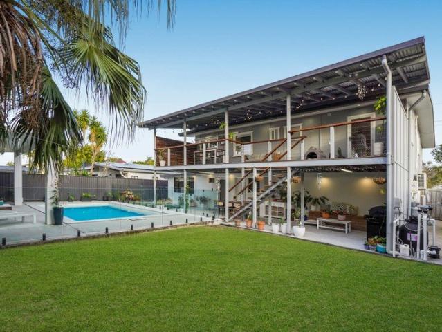 COASTAL CHARACTER, POOL & BROADWATER LIFESTYLE