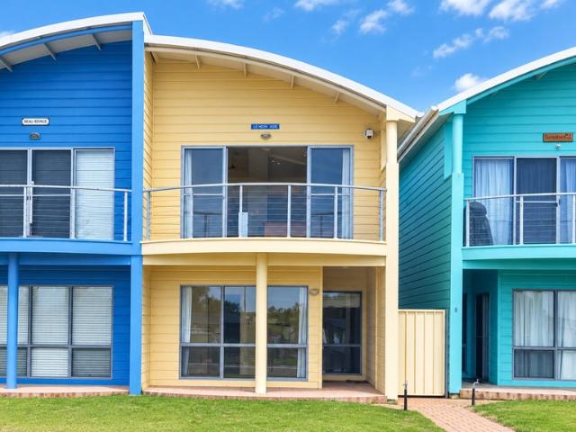 COASTAL CHARM MEETS MODERN LIVING 3 BED, 2 BATH TOWNHOUSE WITH BALCONY VIEWS