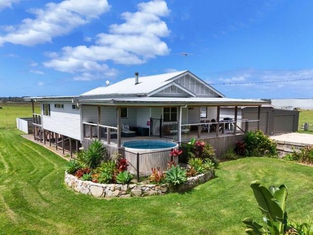 Big Acres Minutes To Crescent Head: Spacious 4 Bedroom Escape on 64.4Ha 159.1Ac