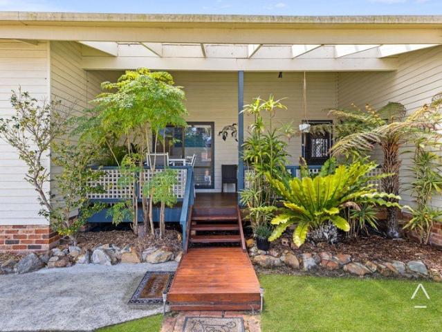 COASTAL CHARM, SUN DRENCHED ENTERTAINING & A SPARKLING POOL!
