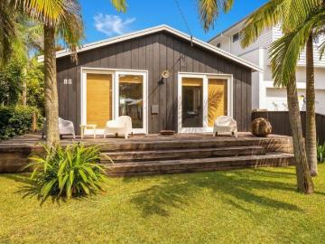 Coastal Chic in the Heart of Patonga Village