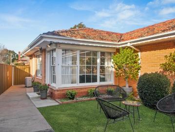 Coastal Chic Meets Entertainer's Dream