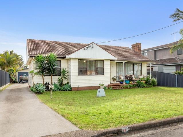 Coastal classic with studio, 250m to beach