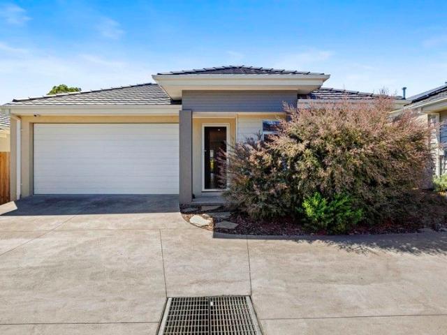 Coastal Comfort & Contemporary Style in a Peaceful Setting