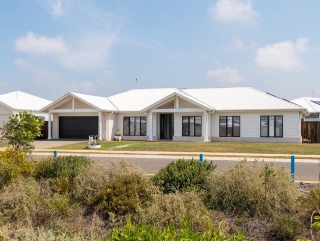Coastal Comfort and Homely Charm in Prestigious Headlands Estate