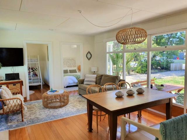 Coastal Comfort – Flexible Furnishing Options