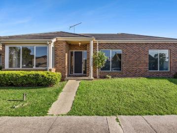 COASTAL COMFORT IN A PEACEFUL COURT SETTING!