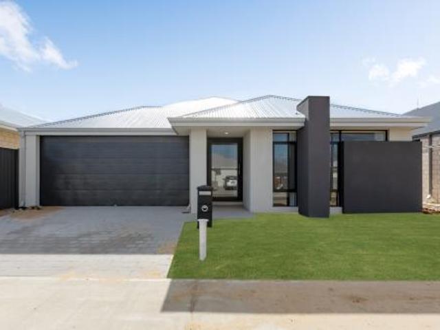 Coastal Comfort in Madora Bay!