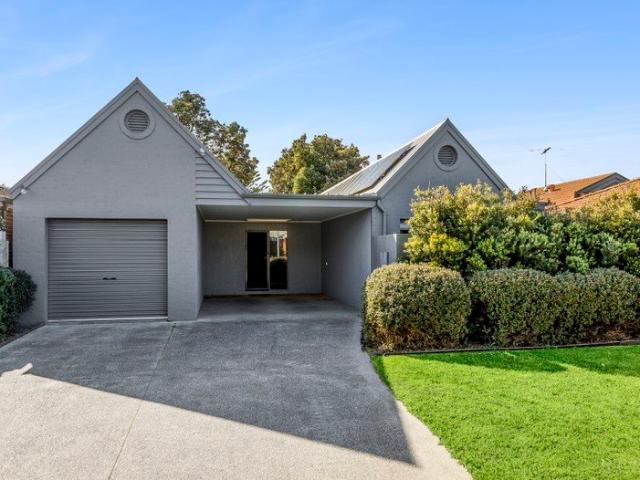 Coastal Comfort, Moments from the Beach