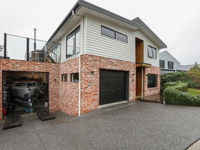 Coastal Comfort, Stunning Views and Room for the Boat