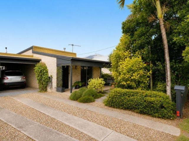 Coastal Comfort with Established Gardens & Easy Care Living 2/80 Burnett Heads Road, Burnett Heads QLD 4670