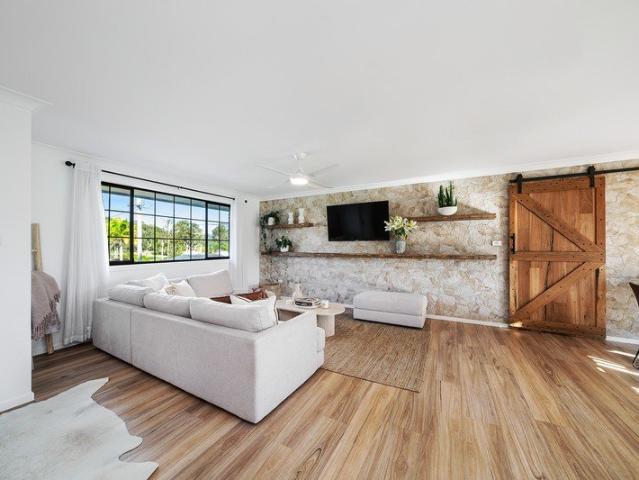 Coastal contemporary, minutes from town centre