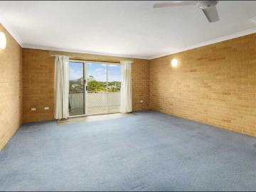 Coastal Convenience – Neat & Tidy 2 Bedroom Unit in Prime Location