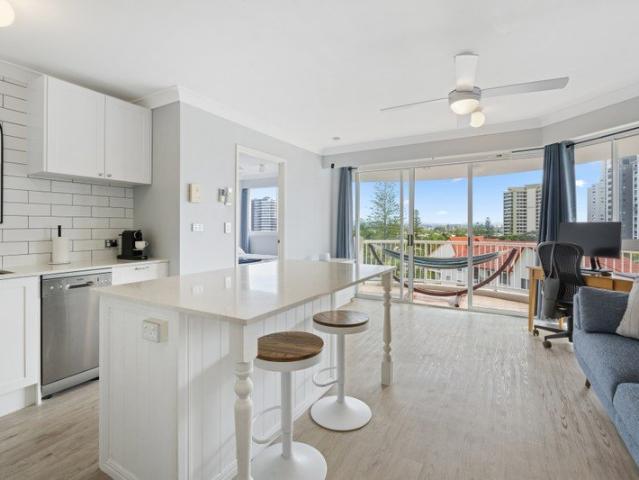 Coastal Convenience Between Broadbeach & Surfers Paradise