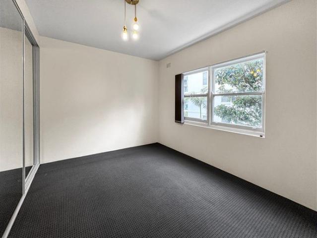 Coastal Convenience in the Heart of Wollongong!