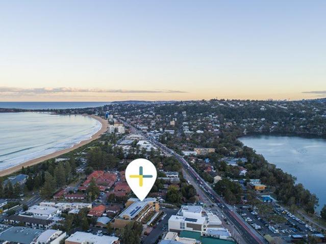 Coastal Convenience With Private Courtyard Between Beach And Lake