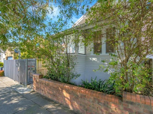 Coastal Cottage Charm, 600m to Bar Beach