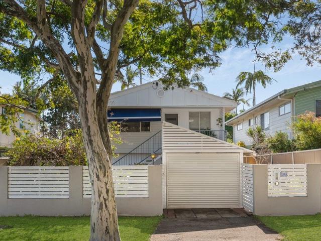 COASTAL BEACH HOUSE CHARM JUST 250M FROM THE WATER