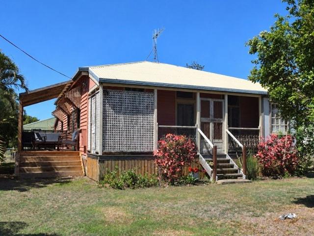 COASTAL COTTAGE, BIG CORNER BLOCK & PLENTY OF POSSIBILITY!