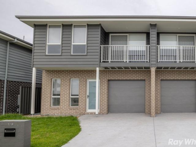 COASTAL DUPLEX MODERN, SPACIOUS & CONVENIENT!