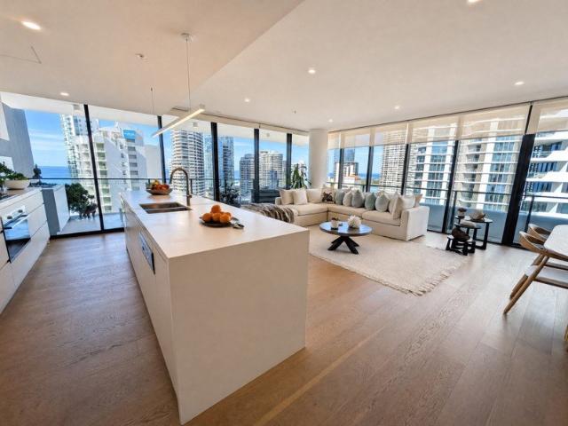 Coastal Elegance Meets Urban Luxury: Expansive 3 Bedroom Main Beach Sanctuary